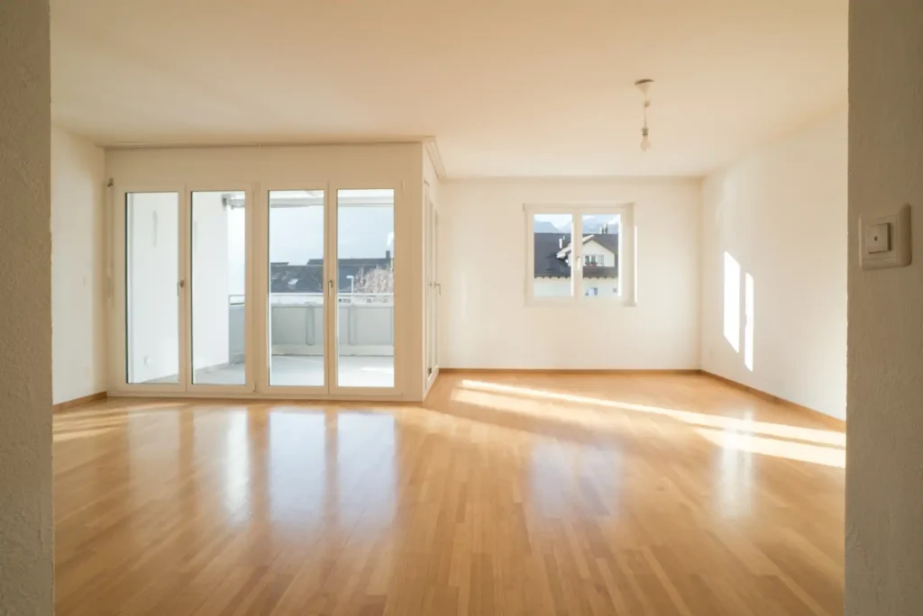 Wohnungsauflösung Leergeräumtes Wohnzimmer mit Balkonzugang